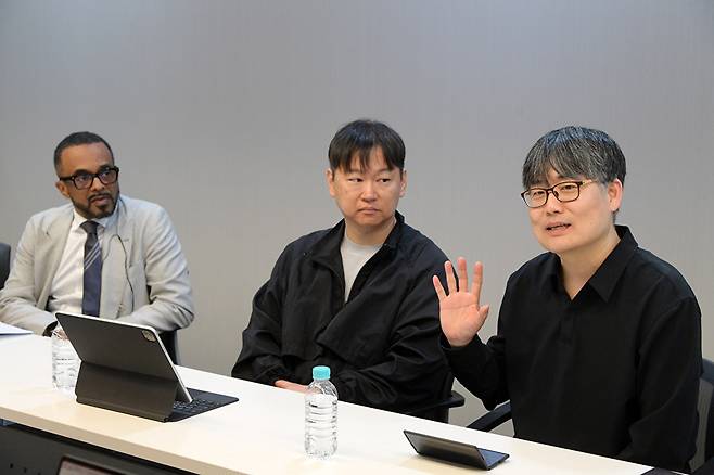 24일 서울 종로구 HJ비즈니스센터에서 열린 AI와 K-콘텐츠 상생을 위한 미디어 간담회에서 왼쪽부터 크리스 터너 구글 대외협력 정책 지식·정보 부문 부사장, 주동근 작가, 서범강 IP융복합산업협회장이 대담을 나누고 있다. [사진=IP융복합산업협회]