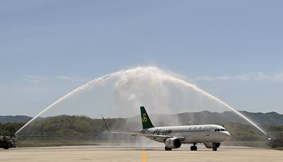 24일 청주국제공항에 착륙한 춘추항공 여객기가 ‘워터살루트’ 세레모니를 통과하고 있다. [사진=한국공항공사 청주공항]