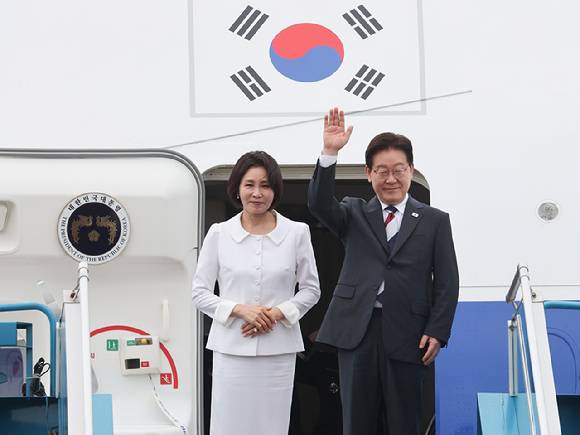 인도·베트남 국빈 방문 일정을 마치고 귀국하는 이재명 대통령과 김혜경 여사가 24일(현지시간) 베트남 하노이 노이바이 국제공항 공군 1호기에서 환송객들에게 인사하고 있다. 2026.4.24 [사진=연합뉴스]