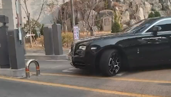 아파트 주차장 입구 가로막고 주차된 차량