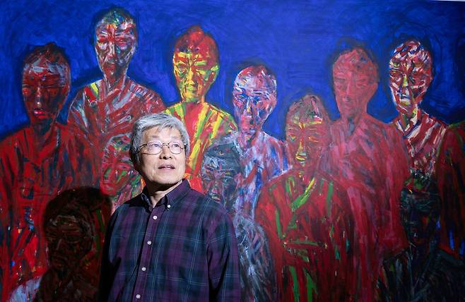 화가 서용선(75)이 22일 서울 효자로 아트 스페이스3에 걸린 ‘백성들의 생각’(194x517㎝) 앞에 섰다. “역사를 판단하는 건 결국 백성들”이라고 말했다. 권혁재 사진전문기자