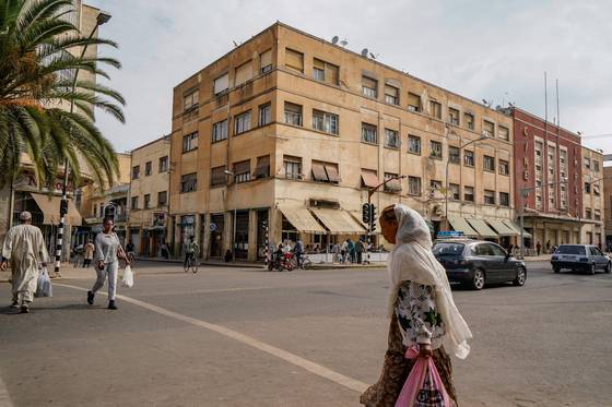 지난해 10월 에리트레아 수도 아스마라의 한 교차로를 시민들이 걸어가고 있다. AFP=연합뉴스
