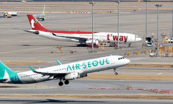 국제 유가가 급등하면서 저비용항공사가 더 큰 위기를 겪고 있다. 국내 주요 저비용항공사는 4~6월 국제선 운항 계획을 대폭 축소했다. 뉴스1