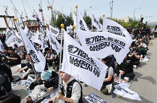 23일 경기도 평택시 삼성전자 평택캠퍼스 앞에서 열린 삼성전자 노동조합 공동투쟁본부의 '투명하게 바꾸고, 상한폐지 실현하자-4/23 투쟁 결의대회'에서 조합원들이 구호를 외치고 있다. 연합뉴스