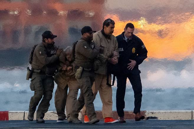 지난 1월 5일 베네수엘라의 니콜라스 마두로 대통령과 배우자 실리아 플로레스가 법원 출석을 위해 호송되고 있다. 로이터=연합뉴스