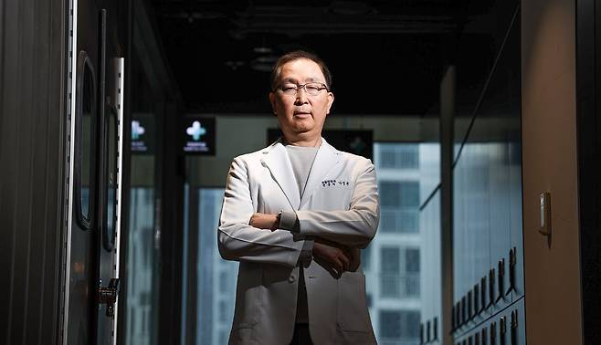 김연아, 축구 국가대표팀, 최가온 선수 등의 재활을 책임져온 나영무 솔병원 원장은 직장암 4기를 겪으며 본인 스스로 재활할 수 있는 '항암 생존 로드맵'을 만들었다. 김경록 기자