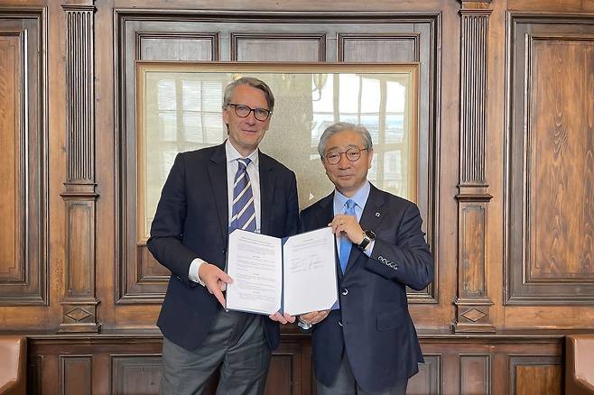 (왼쪽부터) 비엔나대학교 세바스티안 슈체 총장, 연세대학교 윤동섭 총장