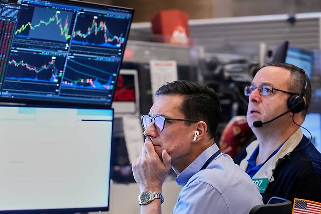 미국 뉴욕증권거래소 트레이더들이 차트를 보고 있다./사진=AP연합뉴스