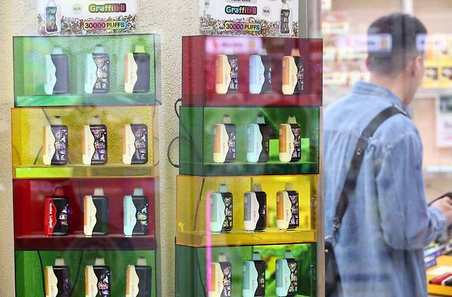 합성 니코틴을 원료로 한 액상형 전자담배의 온라인 판매가 전면 금지되고, 궐련형 담배와 동일하게 경고문구 부착이 의무화 된 24일 서울 시내의 한 전자담배 매장에 액상형 등 전자담배가 진열돼 있다. 연합뉴스