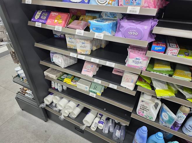 신림동 내 한 CU편의점 모습. 생리대 등 생필품 곳곳이 비어있다. /사진=이정우 기자