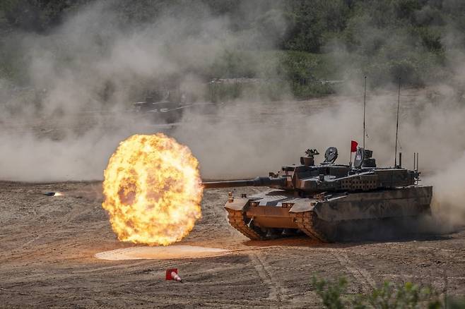 경기도 연천군 다락대 과학화훈련장에서 실시된 기계화부대 조우전 훈련에서 8기동사단 K2 전차가 사격하고 있다. 사진=연합뉴스