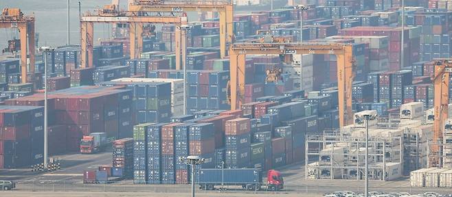 경기도 평택항에 컨테이너가 쌓여있는 모습./2026.3.12 사진=한경 임형택 기자