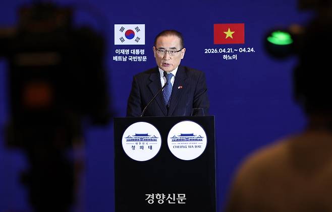위성락 안보실장이 23일 베트남 하노이 프레스센터에서 순방 관련 브리핑을 하고 있다. 하노이/이준헌 기자