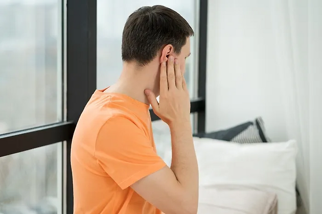 이명은 실제로는 소리가 나지 않는데도 귀나 머릿속에서 ‘삐’ 또는 ‘윙’ 등의 소리를 느끼는 증상을 보인다. 게티이미지