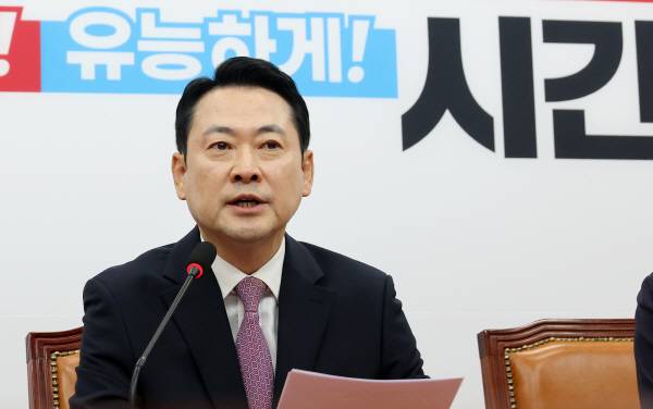 국민의힘 장동혁 대표가 24일 국회에서 브리핑을 열고 현안 관련 질의에 답하고 있다. 연합뉴스