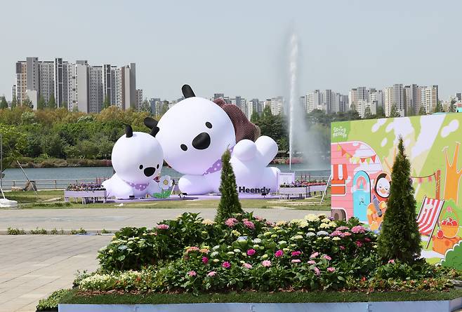 An installation set up at Ilsan Lake Park in Goyang, Gyeonggi, on April 23, as part of the international flower festival held from April 24 to May 10. [YONHAP]