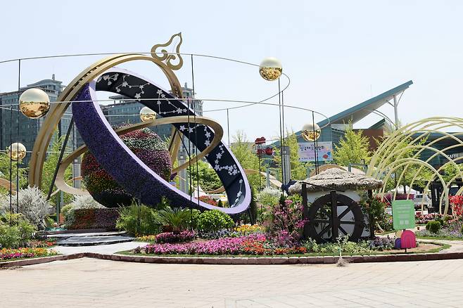 A floral installation set up at Ilsan Lake Park in Goyang, Gyeonggi, on April 23, as part of the international flower festival held from April 24 to May 10. [YONHAP]