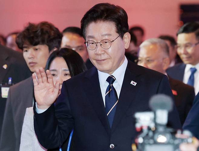 이재명 대통령이 23일(현지시간) 베트남 하노이의 한 호텔에서 열린 한-베트남 비즈니스 포럼에서 발언을 마친 뒤 행사장을 나서고 있다. [연합뉴스]