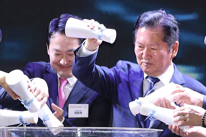 지난 20일 서울 중구 신라호텔에서 열린 불기2570년 대한민국 불교도 봉축대법회에서 더불어민주당 정청래 대표(오른쪽), 장동혁 국민의힘 대표가 ‘화합의 물결, 상생의 길’ 합수식을 하고 있다. [연합뉴스]
