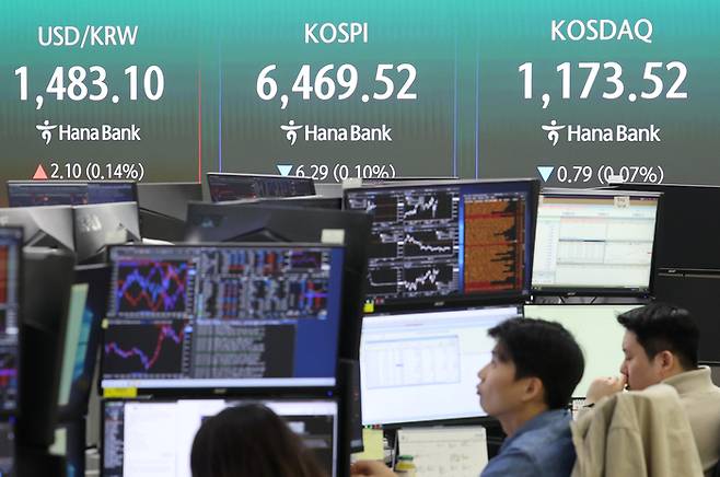 24일 오전 서울 중구 하나은행 딜링룸 전광판에 코스피와 코스닥 지수 등이 표시되고 있다. [뉴스1]