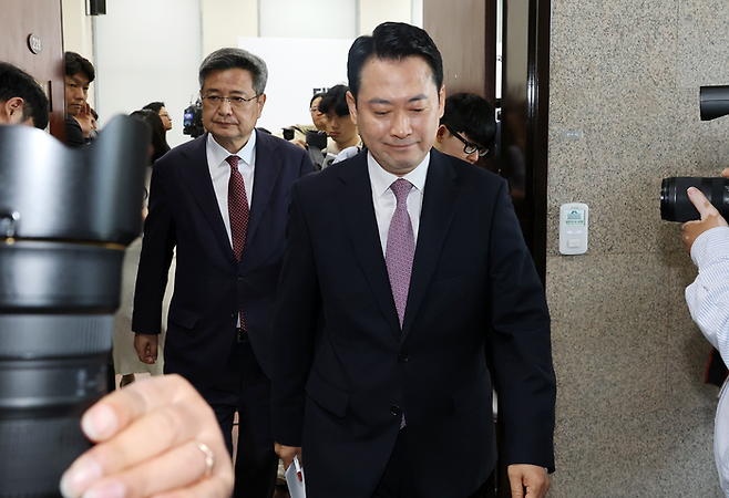 국민의힘 장동혁 대표가 24일 국회에서 정보 누설 논란이 제기된 정동영 통일부 장관에 대한 해임 건의안의 내용과 현안 브리핑을 마친 뒤 이석하고 있다. [사진=연합뉴스]
