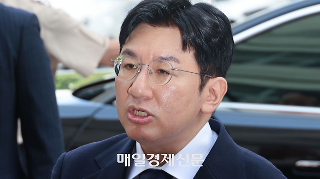 방시혁 하이브 의장이 지난해 9월 자본시장법 위반 혐의(사기적 부정거래) 관련 조사를 받기 위해 마포구 서울경찰청 금융범죄수사대에 출석하고 있다. [이승환 기자]