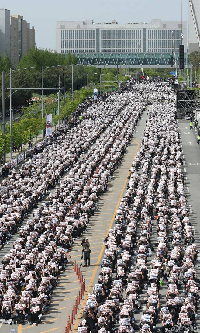 23일 경기 평택시 고덕동 삼성전자 평택캠퍼스에서 열린 삼성전자 노동조합 공동투쟁본부 '4·23 투쟁 결의대회'에서 조합원들이 구호를 외치고 있다.  /평택(경기)=뉴스1