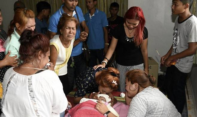 태국 푸껫의 한 폐호텔 옥상에서 우티산 웡탈레이가 생후 11개월 된 자신의 친딸 나탈리 웡탈레이를 살해하는 장면을 페이스북(현 메타) 라이브로 방송했다. 사진은 나탈리의 장례식장 모습./사진=데일리메일 화면캡처.