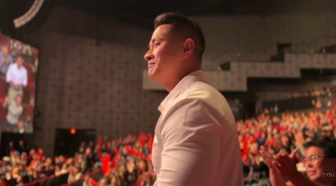 병역 기피 의혹으로 한국 입국이 금지된 유승준(미국명 스티브 승준 유)이 가수 태진아 콘서트에 깜짝 등장했다. /사진=유튜브 채널 '유승준' 영상