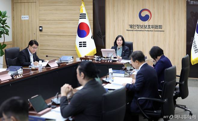[서울=뉴시스] 김선웅 기자 = 송경희 개인정보보호위원장이 22일 서울 종로구 정부서울청사에서 열린 제7회 위원회 전체회의에서 모두발언을 하고 있다. 2026.04.22. mangusta@newsis.com /사진=김선웅