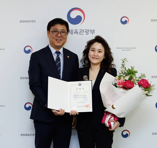 최휘영 문화체육관광부 장관(왼쪽)이 24일 서울 종로구 국립현대미술관 서울관에서 장한나 신임 예술의전당 사장(오른쪽)에게 임명장을 수여하고 기념 촬영을 하고 있다. / 사진제공 = 문화체육관광부