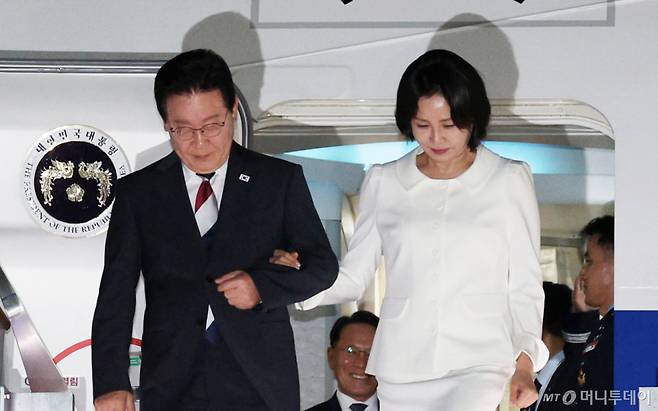 [성남=뉴시스] 고범준 기자 = 인도-베트남 국빈 방문일정을 마친 이재명 대통령과 김혜경 여사가 24일 경기 성남 서울공항에 도착해 공군1호기에서 내리고 있다. 2026.04.24. bjko@newsis.com /사진=고범준