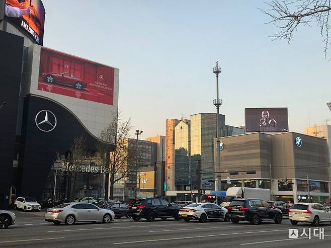 서울특별시 강남구 메르세데스-벤츠와 BMW 강남 전시장 전경. /사진=최유빈 기자