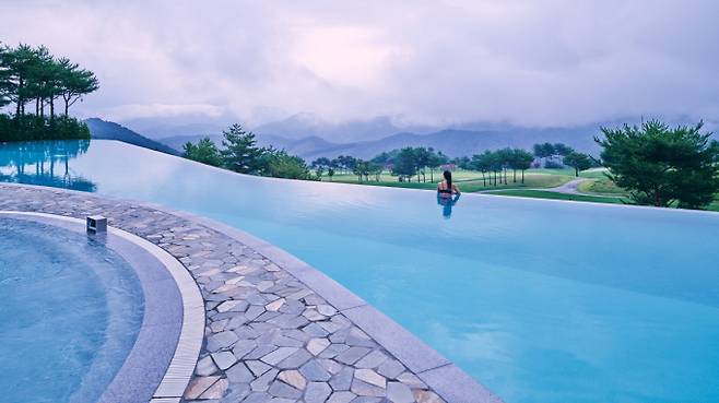 중동 리스크와 고환율로 해외여행 비용이 상승하자 소노 등 국내 대형 리조트의 6월 주말 예약이 선마감되는 등 국내 여행 수요가 늘고 있다. 비발디파크_인피니티풀. /사진=소노인터내셔널