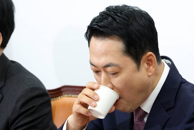 장동혁 국민의힘 대표가 23일 국회에서 열린 최고위원회의에서 모두발언을 마친 뒤 물을 마시고 있다. 연합뉴스