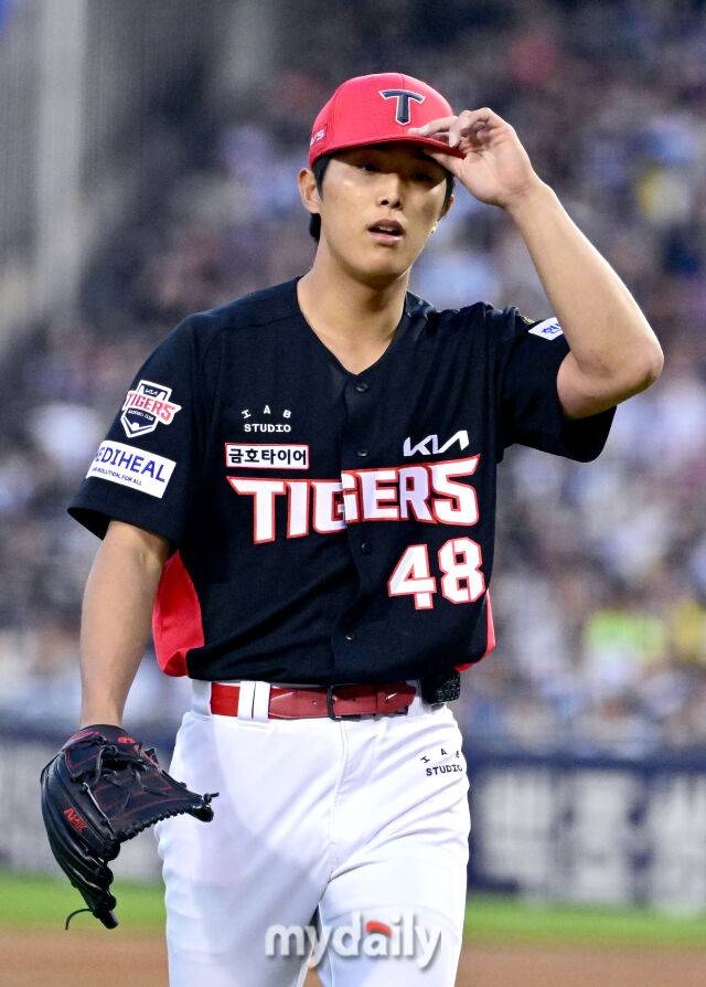 2026년 4월 17일 오후 서울 잠실구장에서 열린 '2026 신한 SOL KBO리그' KIA 타이거즈와 두산 베어스의 경기. KIA 선발투수 이의리가 5이닝 무실점 투구를 한 뒤 더그아웃으로 들어가고 있다./잠실=유진형 기자 zolong@mydaily.co.kr