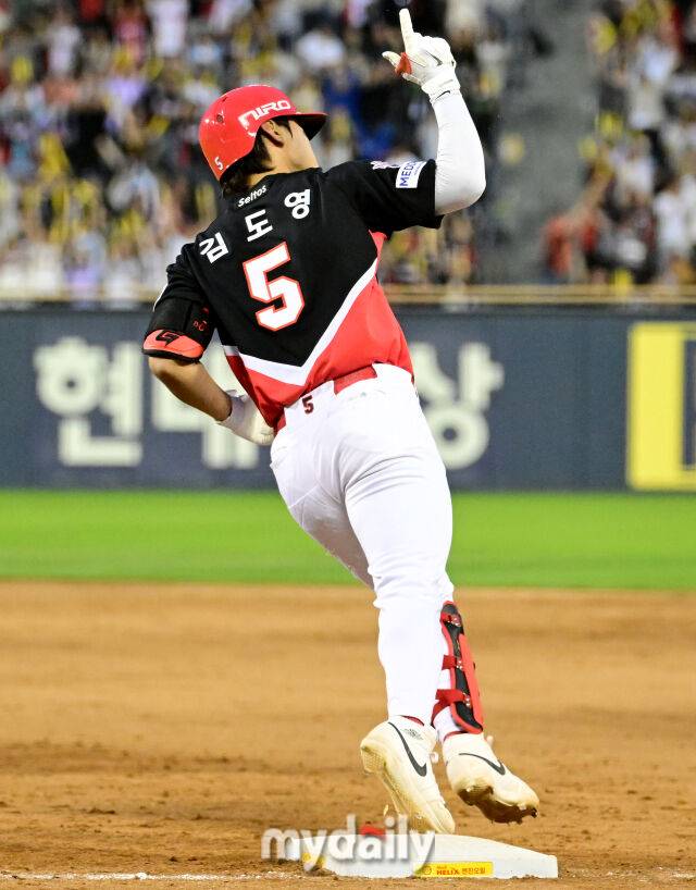 KIA 김도영이 홈런을 치고 좋아하고 있다./마이데일리