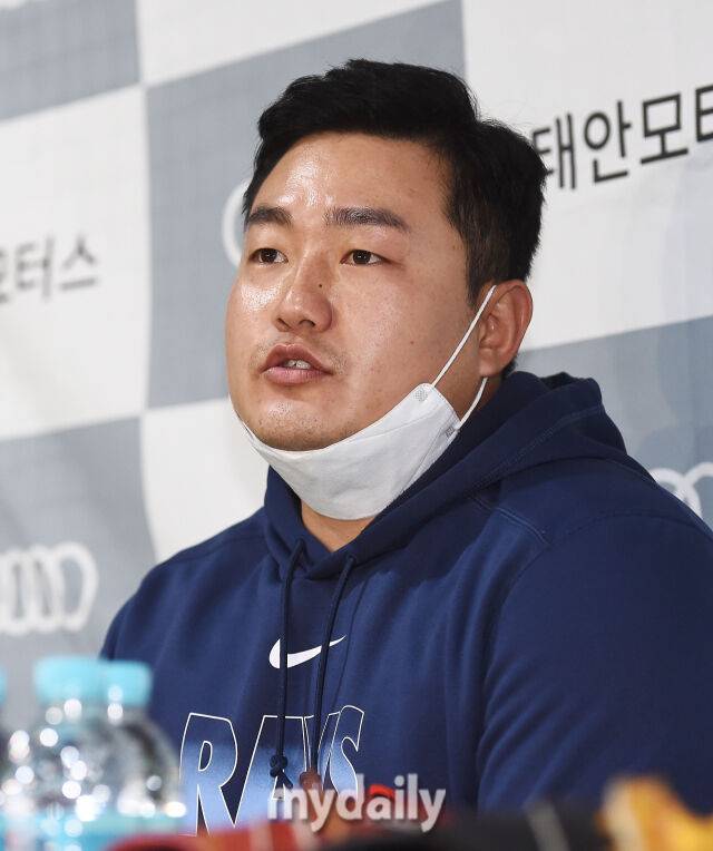최지만이 탬파베이 시절 기자회견을 하는 모습이다./마이데일리