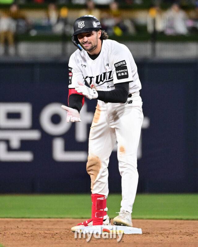 2026년 4월 22일 오후 경기도 수원KT위즈파크에서 열린 '2026 신한 SOL KBO리그' KIA 타이거즈와 KT 위즈의 경기. KT 힐리어드가 5회말 2사 1루서 2루타를 친 뒤 기뻐하고 있다./마이데일리