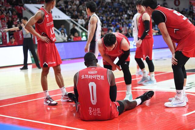 부산 KCC가 24일 안양 정관장 아레나에서 열린 4강 플레이오프 1차전에서 안양 정관장을 상대로 승리를 거뒀다. 코트에 앉아있는 조니 오브라이언트. /KBL