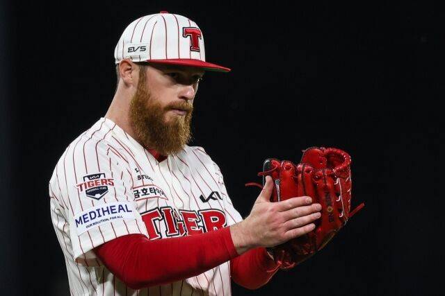 KIA 아담 올러가 24일 광주 KIA챔피언스필드에서 열린 롯데 자이언츠와의 홈 경기서 박수를 치고 있다./KIA 타이거즈