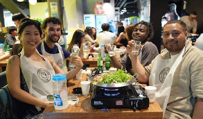 호주 멜버른 ‘진로포차’에서 현지인들이 진로 제품과 테라 맥주를 즐기고 있다. [하이트진로 제공]