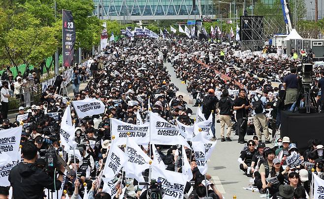 23일 경기도 평택시 삼성전자 평택캠퍼스 앞에서 열린 삼성전자 노동조합 공동투쟁본부의 ‘투명하게 바꾸고, 상한폐지 실현하자-4/23 투쟁 결의대회’에서 조합원들이 구호를 외치고 있다. [연합]