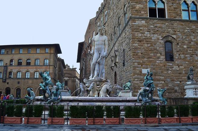 이탈리아 피렌체 시뇨리아 광장에 있는 넵튠 분수. [123rf]