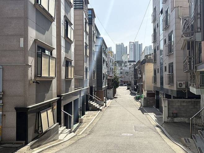 [서울=뉴시스] 안태현 인턴기자 = 서울 동작구 중앙대 후문 인근 원룸촌 모습. 2026.04.22. *재판매 및 DB 금지