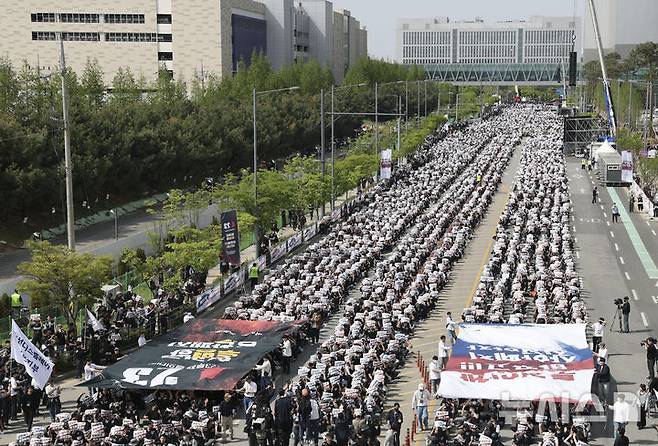 [평택=뉴시스] 김근수 기자 = 삼성전자노동조합 공동투쟁본부 조합원들이 23일 오후 경기 평택시 삼성전자 평택사업장 앞에서 열린 투쟁결의대회에서 구호를 외치고 있다. (공동취재) 2026.04.23. photo@newsis.com