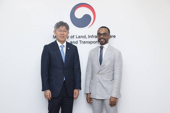 김이탁 국토교통부 제1차관과 크리스 터너 구글 대외협력 부사장/국토부 제공
