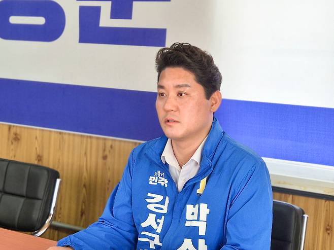 더불어민주당 박상준 부산 강서구청장 후보가 부산CBS 취재진과 인터뷰를 진행하고 있다. 박상준 후보 캠프 제공