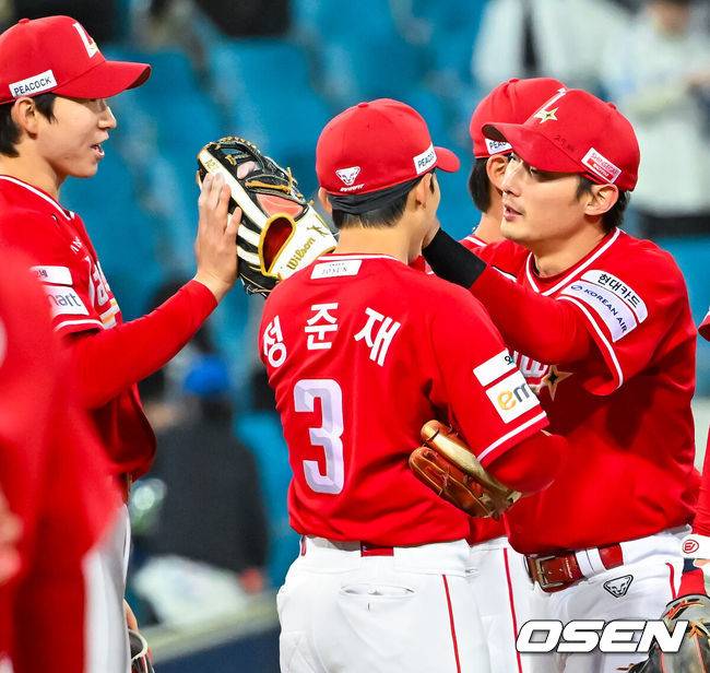 [OSEN=대구, 민경훈 기자] 23일 오후 대구삼성라이온즈파크 ‘2026 신한 SOL Bank KBO리그' 삼성 라이온즈와 SSG 랜더스와 경기가 열렸다.이 경기에서 SSG은 삼성에 8-2로 승리하며 주중 3연전을 쓸어 담았다. 반면 삼성은 지난 19일 대구 LG 트윈스전 이후 4연패의 늪에 빠졌다. 경기를 마치고 SSG 최지훈이 박성한과 하이파이브를 하고 있다. 2026.04.23 / rumi@osen.co.kr