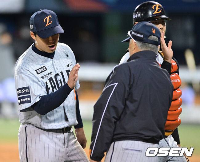 [OSEN=잠실, 최규한 기자] 프로야구 한화 이글스가&nbsp;LG 트윈스를 꺾고 2연패에서 벗어났다.&nbsp;한화는 23일 서울 잠실구장에서 열린 2026 KBO리그&nbsp;LG와 경기에서 8-4로 승리했다. 한화는 2연패를 끊고 9승 12패가 됐다. LG는 3연승에서 멈추며 14승 7패가 됐다.&nbsp;경기를 마치고 승리한 한화 김경문 감독과 노시환이 인사를 나누고 있다. 2026.04.23 / dreamer@osen.co.kr
